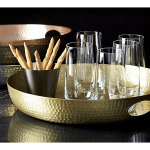 Plateau de service rond en aluminium martelé doré - Product Image 3
