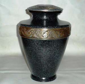 Urna de cremación de latón granate grabada en corazón con recuerdo y portavelas Urna elegante y segura para funeral conmemorativo - Product Image 3