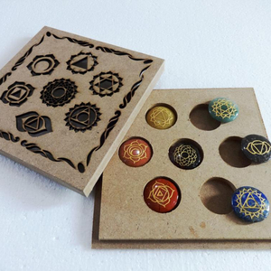Ensemble de pierres de Chakra en gros: ensemble de Chakra gravé avec boîte de symboles de Chakra - Product Image 1
