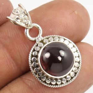 Haute Qualité 925 Sterling Silver Gemstone Pendentif Grenat Rouge Cabochon Lunette Charme avec Diamant Petit Pendentif Charme Pour Elle - Product Image 1