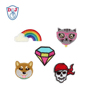 ที่กำหนดเองแพทช์เย็บปักถักร้อยสติกเกอร์ที่มีการออกแบบปักแมวสุนัขเพชรกะโหลกศีรษะสีรุ้ง - Product Image 1