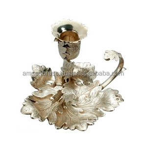 เชิงเทียนทองเหลืองแบบดั้งเดิมพร้อมด้ามจับเชิงเทียนแบบโบราณวางกลางโต๊ะแบบทันสมัย - Product Image 1