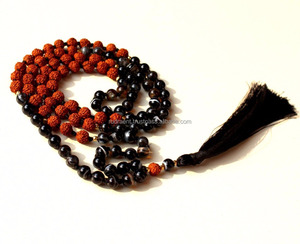 Collier artisanal pour homme en agate du Botswana et rudraksha, style bohème, avec pampille en soie – Bijou en pierres précieuses pour le yoga, idéal comme cadeau d'anniversaire - Product Image 1