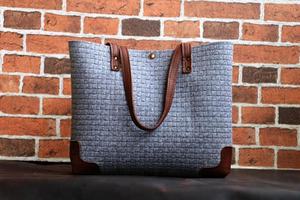 Sac fourre-tout décontracté en cuir fait main pour femme, avec deux poignées, bandoulière en cuir feutré, grand format, motif bonbon en cuir Markhor, pratique - Product Image 3