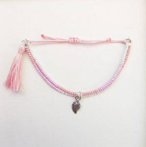 Bracelet tendance en perles de rocaille avec pompon et breloque feuille, rose, bracelet hippie - Product Image 1