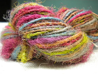 Fil de soie de sari 100% recyclé, teint, doux, rouge et blanc, brodé, filé à la main, 140nm 210nm, qualité supérieure, écologique, idéal pour le tricot