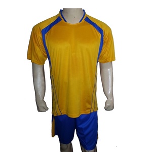 Conjunto de uniformes de fútbol juvenil, camiseta y pantalones cortos de fútbol para niños personalizados para equipos escolares o académicos - Product Image 4