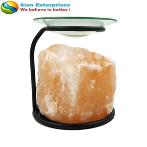 Quemador de aceite esculpido Serenity Top en sal de roca del Himalaya de cristal natural en forma de mano de Sian Enterprises - Product Image 2