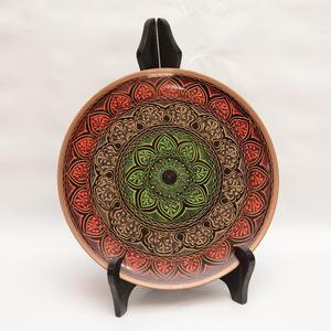 จานตกแต่งงานศิลปะเคลือบเงาพร้อมขาตั้ง - Product Image 1