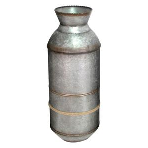 Florero de Metal galvanizado estilo granja rústico, florero antiguo de jardín - Product Image 1