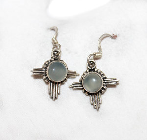 Memoria Jewels - Pendientes Colgantes de Plata de Ley 925 con Hermosa Calcedonia Aqua y Cruz Vintage para Niñas - Product Image 1