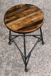 Table basse industrielle en bois - Product Image 6