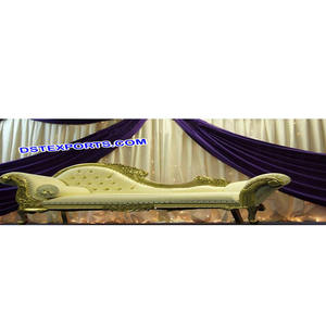 โซฟาสองที่นั่งสำหรับงานแต่งงานดีไซน์แบบอิตาลีทำจากทองเหลืองสีทองพร้อมไม้สักเฟอร์นิเจอร์งานแต่งงานแบบอินเดีย - Product Image 1