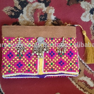 Pochette en daim Banjara de haute qualité avec décoration de broderie vintage petite doublure en toile à glissière - Product Image 3