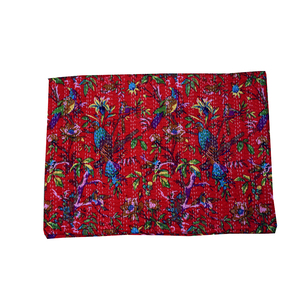 Cubrecama Acolchado Kantha con Estampado Floral Indio, Textil para el Hogar, Algodón Rojo Orgánico Hecho a Mano, Cubrecama Tamaño Queen, 500 Hilos - Product Image 1