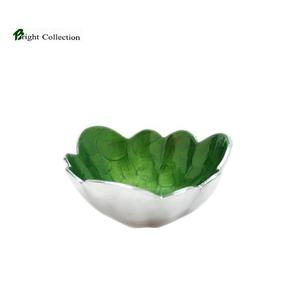 Décoration de table bol en métal émaillé bol en aluminium émaillé forme de fleur bol argenté et vert - Product Image 1