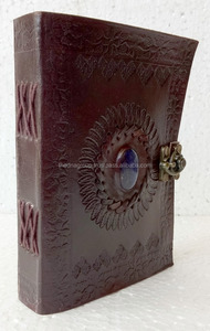 Journal indien fait à la main en cuir de créateur véritable Taille B5 Couverture rigide Conception de pierre en relief Fermeture à verrouillage en métal pour usage professionnel - Product Image 2