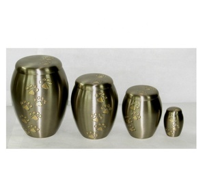 Fabriqué en Inde ZHE Designer Urne funéraire en laiton avec empreinte de patte Urne commémorative colorée pour cendres adultes ou animaux de compagnie Matériau métallique - Product Image 2