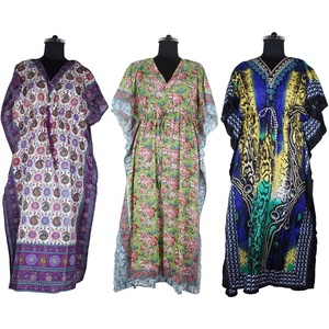 Robe caftan longue à motifs en soie, contours classiques, article Original - Product Image 1