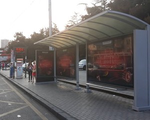 Mupi แผงไฟ LED ติดผนังรูปสี่เหลี่ยมขนาดใหญ่สำหรับกลางแจ้งที่กำบังรถบัสหรือป้ายรถบัส - Product Image 3