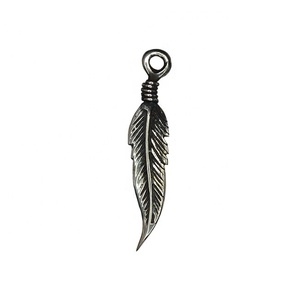 Pendentifs à breloque en argent sterling à longues feuilles disponibles au prix de gros - Product Image 1