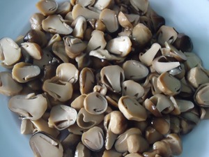เห็ด/เห็ดฟางเค็มกระป๋อง/เห็ดในเกลือ - Product Image 2