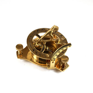 เข็มทิศทองเหลืองวินเทจแบบโบราณสำหรับชาวเรือเข็มทิศทรงไตรสครูว์ทำจากโลหะอัลลอยด์ทำด้วยมือเป็นของขวัญแปลกใหม่แนวยุโรป - Product Image 1