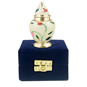 Urna Funeraria de Latón Hecha a Mano Estilo Americano, Suministros Funerarios Brassworld India - Product Image 5