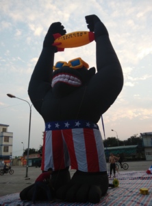 2025 Chine chimpanzé géant gonflable populaire <span class=keywords><strong>orang</strong></span>-outan modèle avec des lunettes jaunes Offre Spéciale pour l'utilisation de fête - Product Image 5