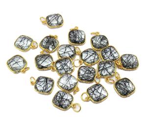 Colgante de cuarzo con forma de rutilo negro natural, conector chapado en oro de latón de 24k, ajuste de bisel - Product Image 1