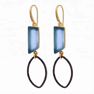 อัญมณีควาคาลซิโดนี925เงินสเตอร์ลิงชุบทองล้อมรอบด้วยกรอบต่างหูที่ทันสมัยสำหรับวันครบรอบแต่งงานหรืองานเลี้ยง - Product Image 1