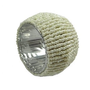 Anneau de serviette gravé à la main pour la décoration de table de mariage à domicile, design de perles de cristal, porte-anneau de serviette personnalisé - Product Image 1