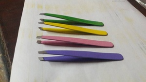 Pinzas para cejas de acero inoxidable quirúrgico con revestimiento de color de alta calidad, excelentes para uso en belleza - Product Image 3