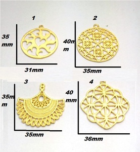 Colgante de Metal chapado en oro cepillado con diseño de flor cuadrada Unisex, joyería de latón con patrón de números para ocasiones de Fiesta infantil - Product Image 4