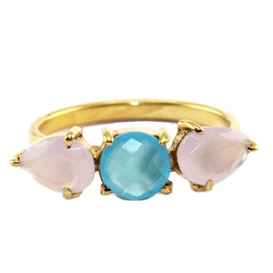 Ravissante collection bleu ciel avec calcédoine rose bague à trois pierres précieuses en laiton plaqué or rond avec forme de poire bagues de taille fixe - Product Image 1