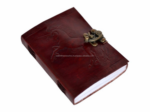 Caballo de unicornio en relieve marrón oscuro cuero genuino cubierta dura latón antiguo C-Lock páginas blancas en Blanco Cuaderno o diario para Unisex - Product Image 4