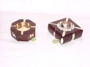 Cendrier gravé en forme d'hexagone en bois de superbe qualité avec travail en laiton fait à la main par INAM HANDICRAFTS - Product Image 2