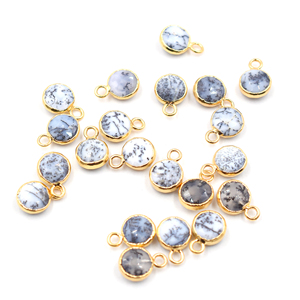 Pendentif en opale dendritique 8-10 mm, forme ronde en laiton plaqué or avec attache pour la création de bijoux - Product Image 1