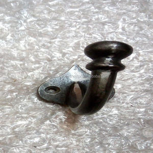 Gancho para abrigos de sombrero cuadrado de OMG Industries, hierro fundido crudo con agarre deslizante de horquilla, acabado liso, metal de latón, venta al por mayor - Product Image 2