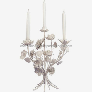 Candélabre en fer vintage fait main avec fleurs en corsage blanc pour mariages Chaman Inde - Product Image 1