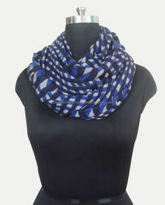 Écharpe en soie cachemire sérigraphiée de longueur moyenne Accessoire d'hiver élégant - Product Image 2