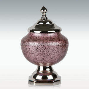 Urne de crémation souvenir marron et or par Brassworld fournitures commémoratives indiennes - Product Image 3