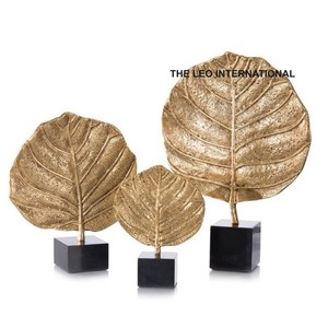 Hoja de metal de aluminio chapado en oro con base cuadrada negra escultura decorativa conjunto de 3 decoración del hogar 12 18 y 24 pulgadas de altura - Product Image 1