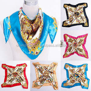 Ensemble d'hiver pour femmes écharpe carrée en soie douce 90 cm fleur peinte Satin tête cou châle matériel en tricot imité - Product Image 4