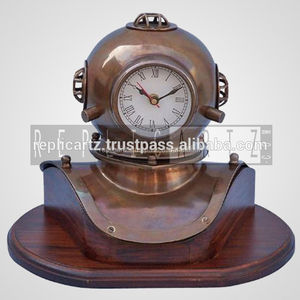 Reloj de Casco de Buceo Vintage sobre Base de Madera, Reloj de Latón Antiguo con Diseño de Casco de Buceo - Product Image 1