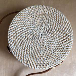 กระเป๋าหวายสีขาววินเทจขนาดเส้นผ่าศูนย์กลาง20ซม - Product Image 5