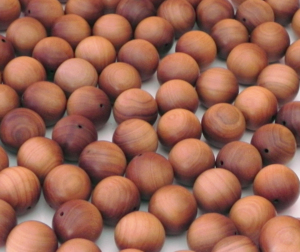 Mala de sándalo tradicional del sur de la India 108 cuentas dulce fragancia amaderada ecológica hecha a mano para meditación Yoga Mindful - Product Image 1