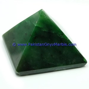 Pyramide de jade vert (néphrite) Pierre précieuse de beauté naturelle polie à partir de pierres minérales colorées du Pakistan - Product Image 2