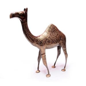Camello de latón hecho a mano pakistaní, camello de latón macizo, estatuilla de camello de latón decoración de Oriente Medio mediados de siglo - Product Image 1