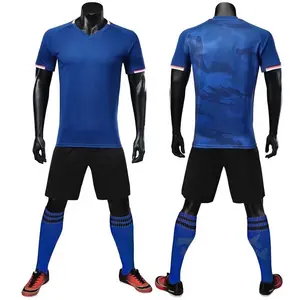 ชุดกีฬาที่กำหนดเองเสื้อฟุตบอลและสโมสรสั้นทีมสวมใส่ชุดฟุตบอลกับชื่อผู้เล่นแต่ละคนและตัวเลข